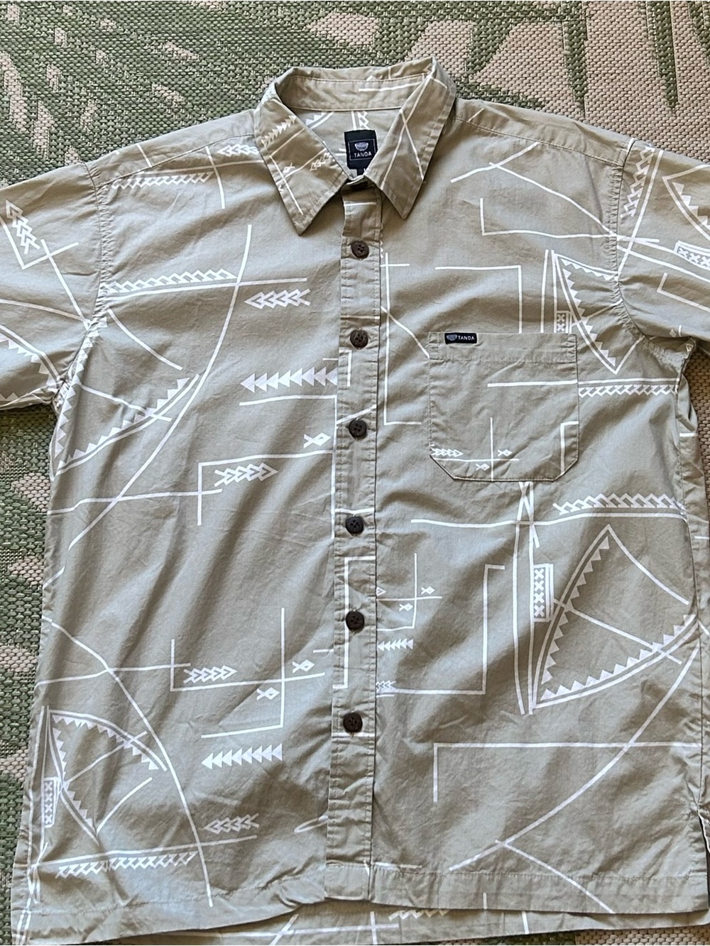 TANOA Men's Khaki Short Sleeve Button-Down Shirt with White Print size L